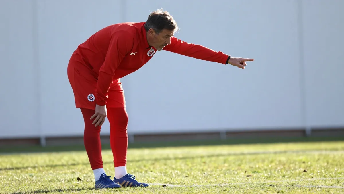 El seleccionador español ha acordado una extensión de contrato que le mantendrá al frente de la Roja hasta el Mundial de...